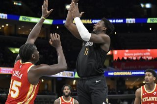 Rien à faire pour Clint Capela (à gauiche) devant Jaren Jackson Jr. et les Pelicans. KEYSTONE/AP/Brandon Dill